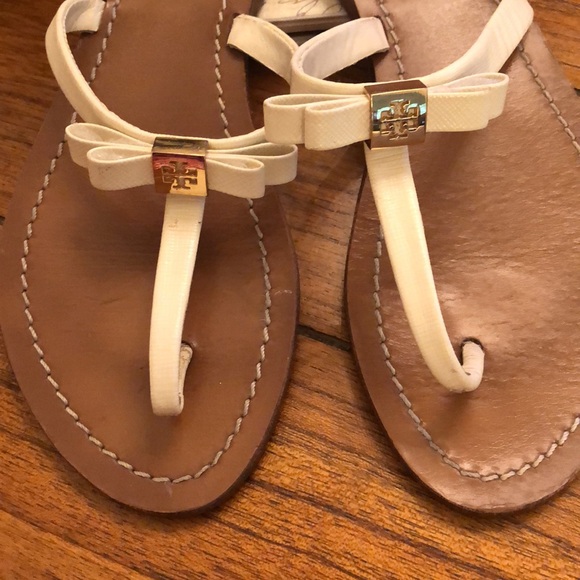 Tory Burch Leighanne Bow Flat Patent Leather Thong Sandals White Size 7 - Picture 3 of 11
